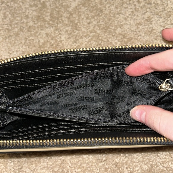Michael Kors Wallet - Picture 7 of 9